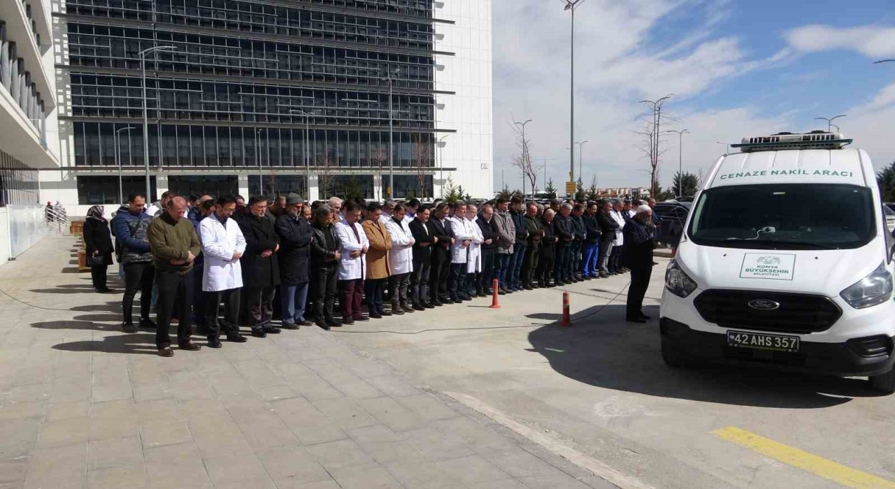 Konyada balkondan düşerek hayatını kaybeden profesör son yolculuğuna uğurlandı