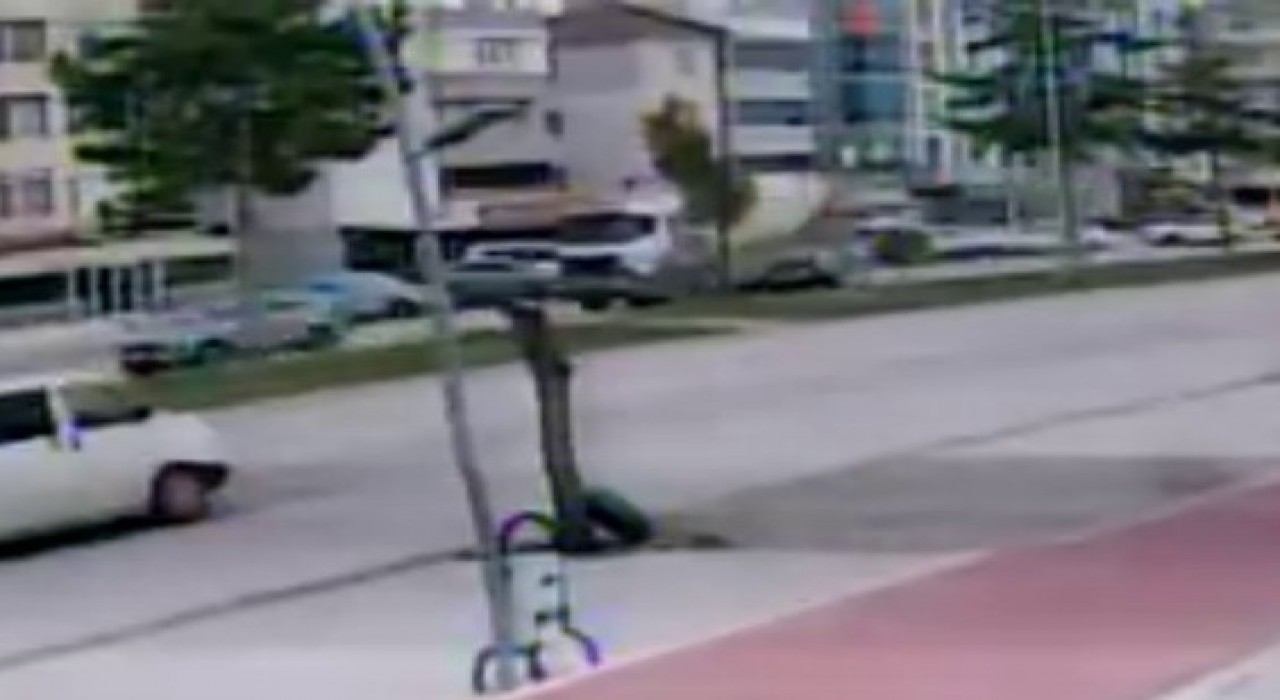 Konyada beton mikseri ile otomobilin çarpışma anı güvenlik kamerasında