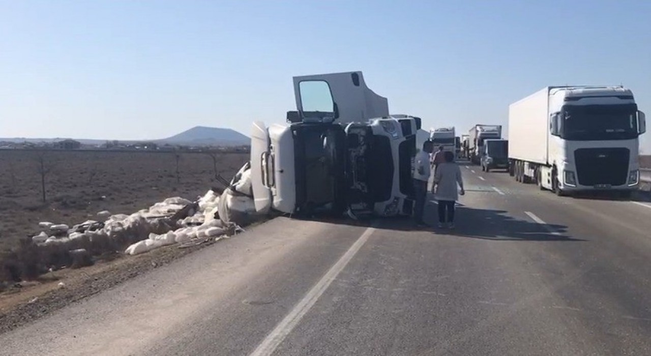 Konyada devrilen tırın sürücüsü yaralandı