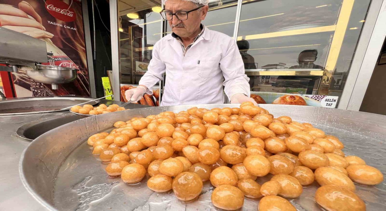 Konyada geleneksel lokma tatlısına rağbet