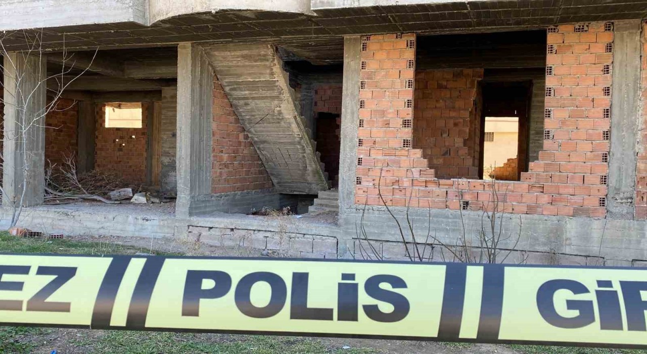 Konyada günlerdir evine gitmeyen genç inşaatın bodrumunda ölü bulundu