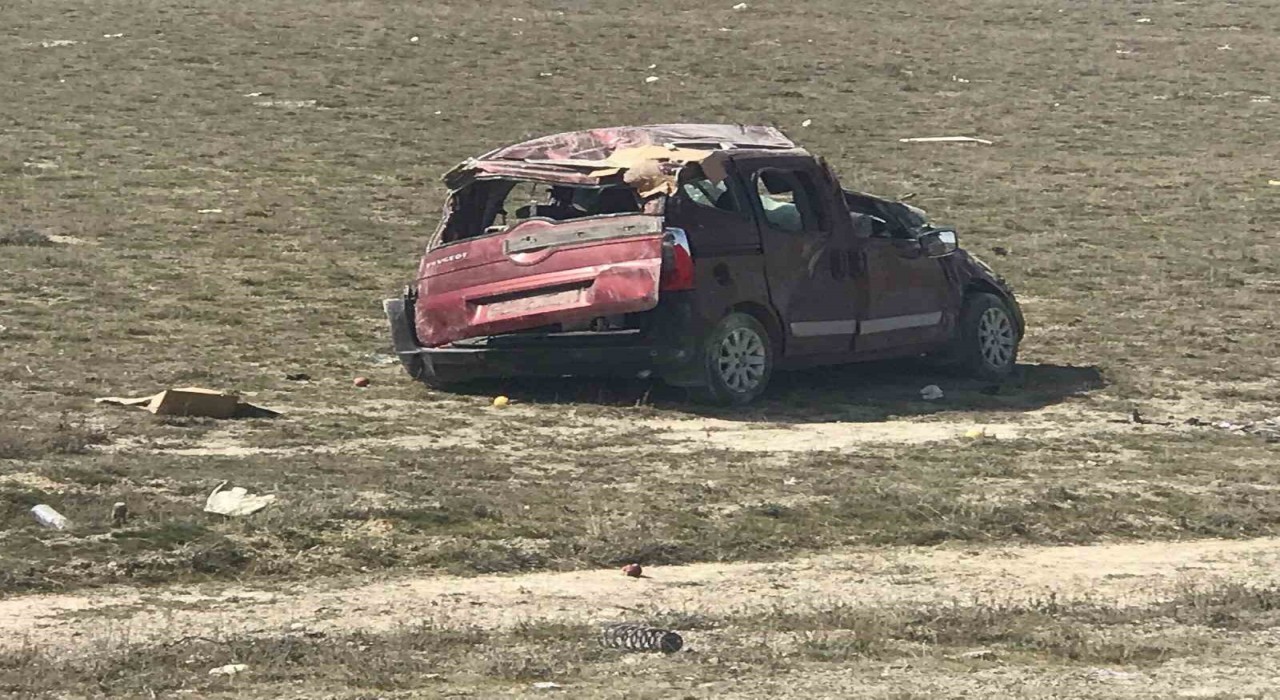 Konyada hafif ticari araç takla attı: 5 yaralı