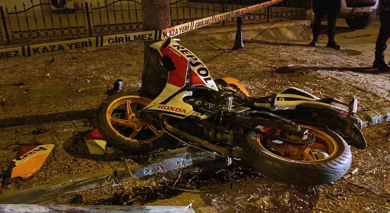 Konyada kontrolden çıkan motosiklet ağaca çarptı: 1i ağır 2 yaralı