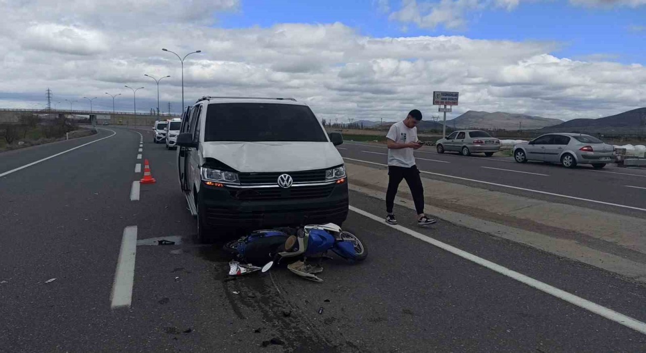 Konyada minibüs ile elektrikli bisiklet çarpıştı: 2 yaralı