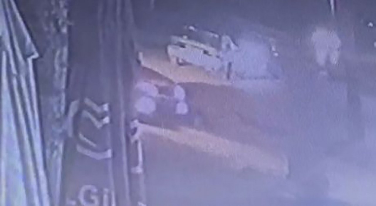 Konyada otomobilin altında kalan yayayı vatandaşlar kurtarıldı