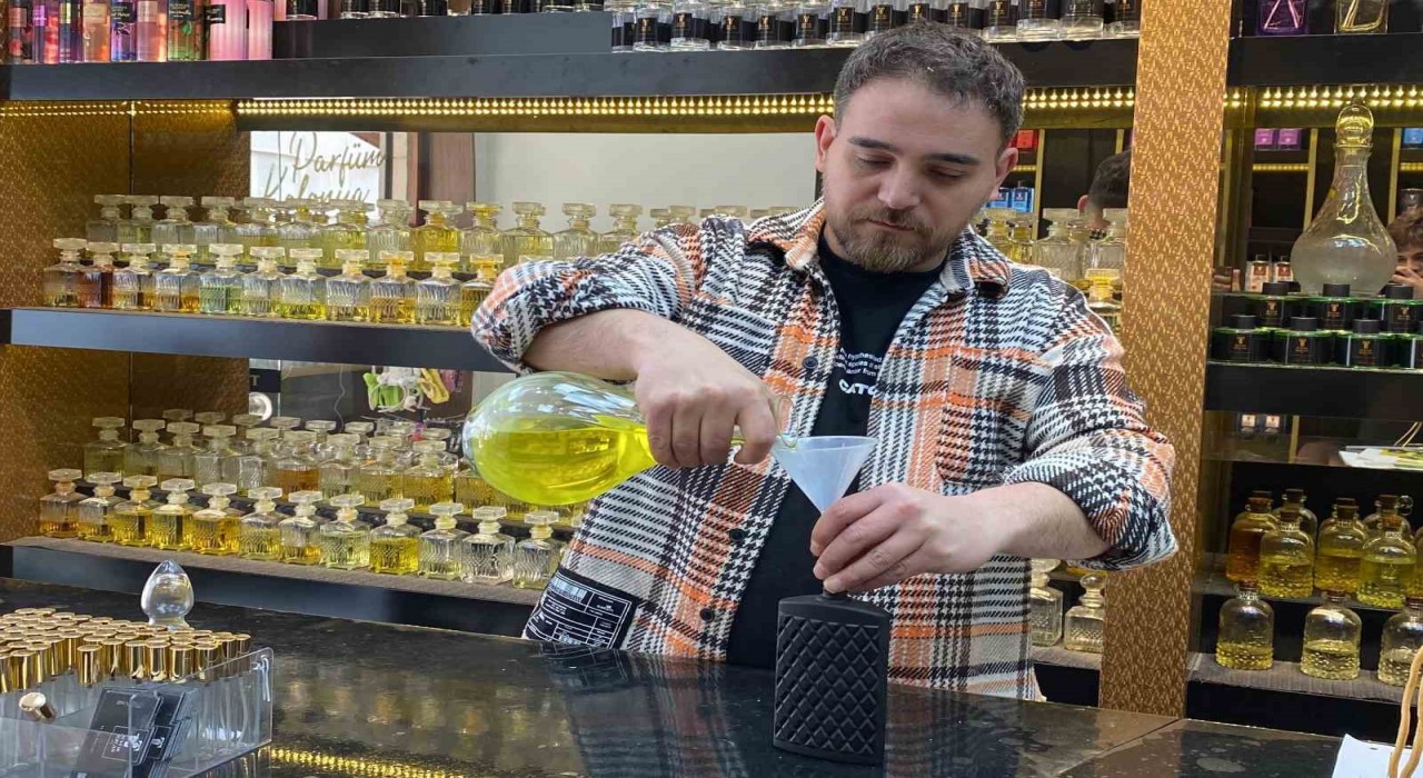 Konyada şeker ve kolonyalar bayram tezgahında