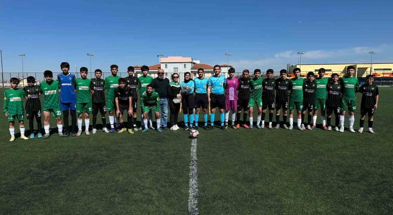 Konyada U15 Ligi maçında Dünya Kadınlar Günü kutlaması