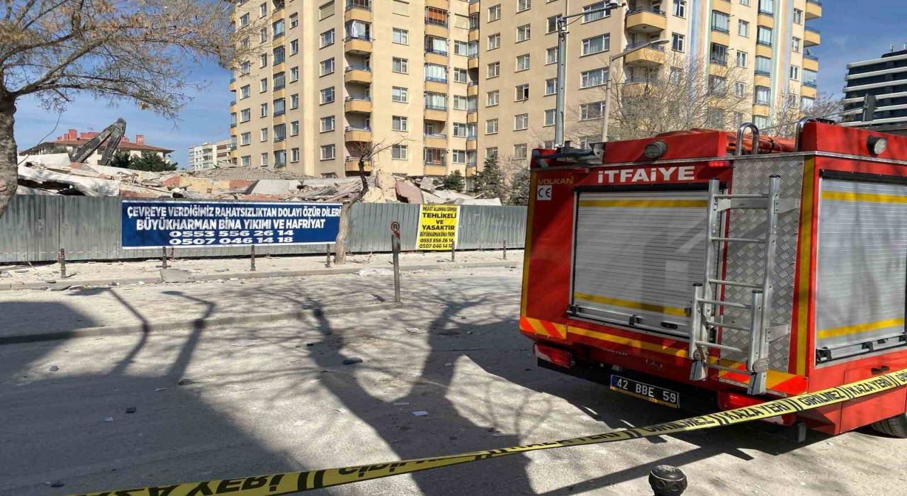 Konyada yıkım aşamasındaki 6 katlı bina çöktü