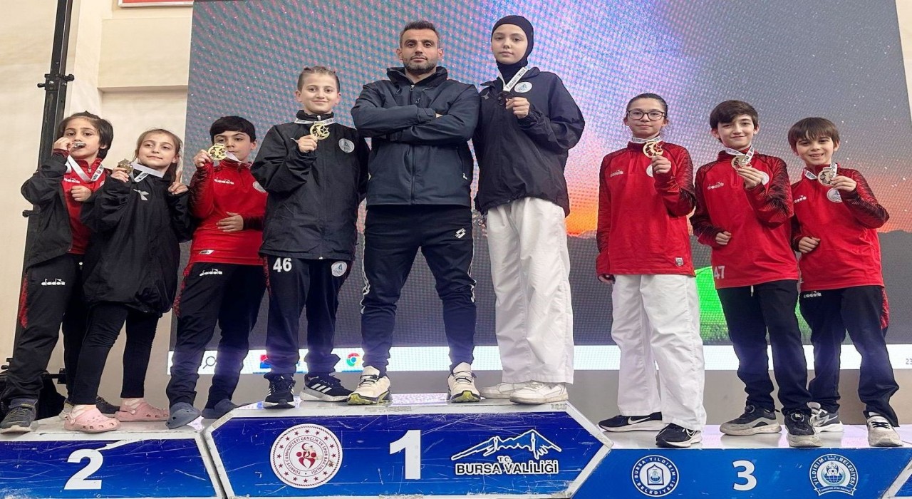 Körfezli genç karateciler Bursada kürsüye ambargo koydu