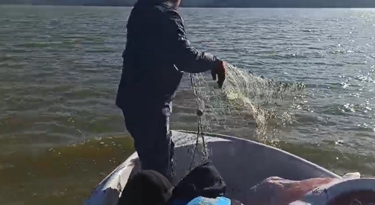 Kovada Gölünde 600 metre kaçak ağa el konuldu, balıklar doğaya geri bırakıldı