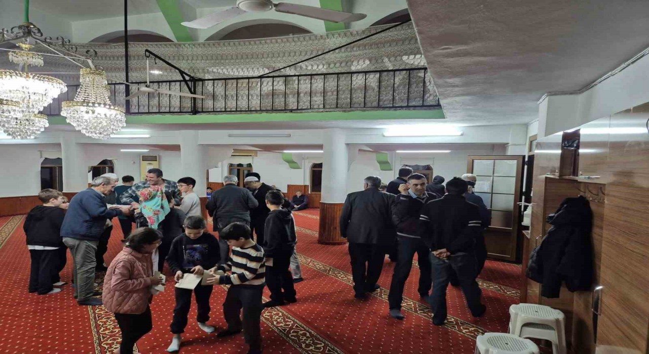 Köyceğizde çocuklar bayram harçlıklarını erken aldı