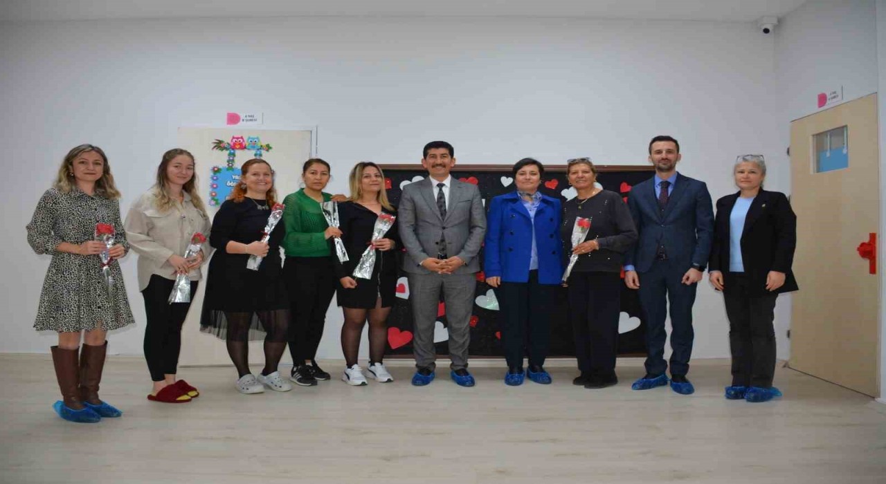 Köyceğizde kadın öğretmenlere karanfil takdiminde bulunuldu