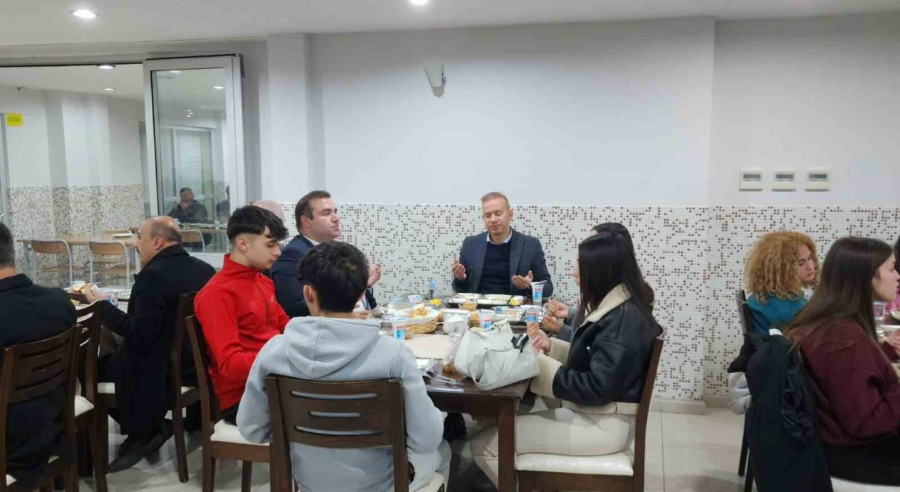 Köyceğizde öğrencilere iftar iyilik sofrasında diş kirası dağıtıldı