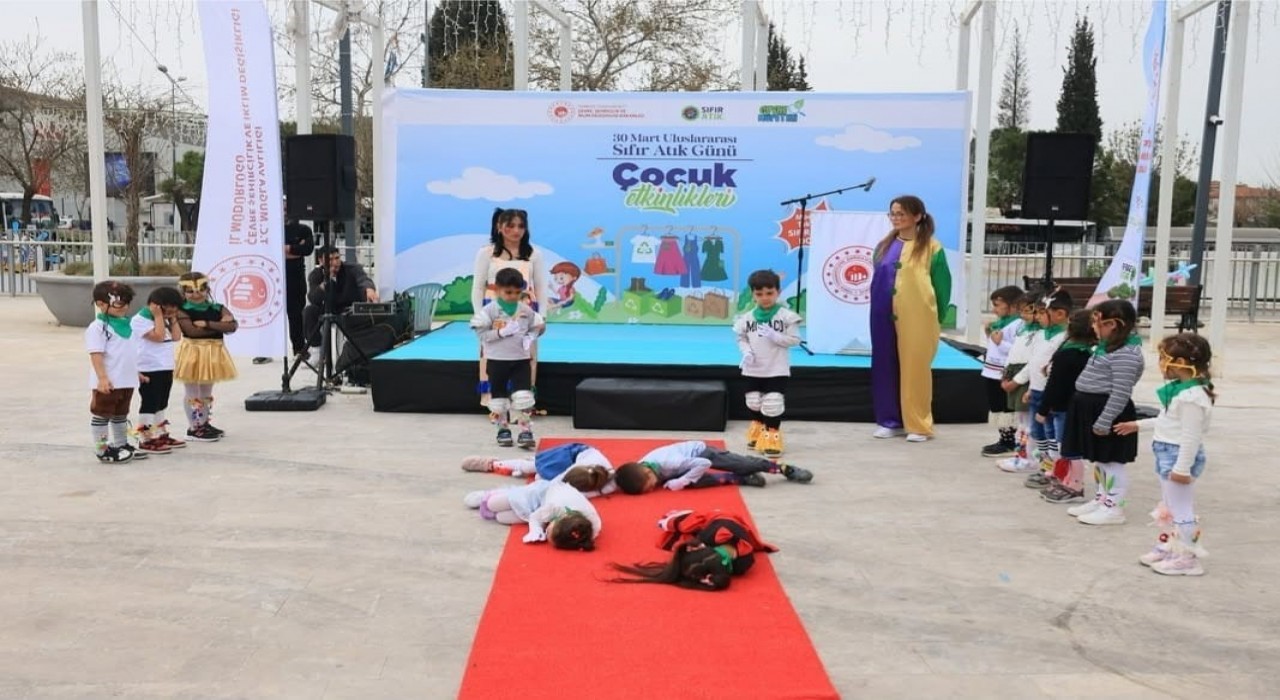 Köyceğizli miniklerden ‘Çılgın Çorap Defilesi