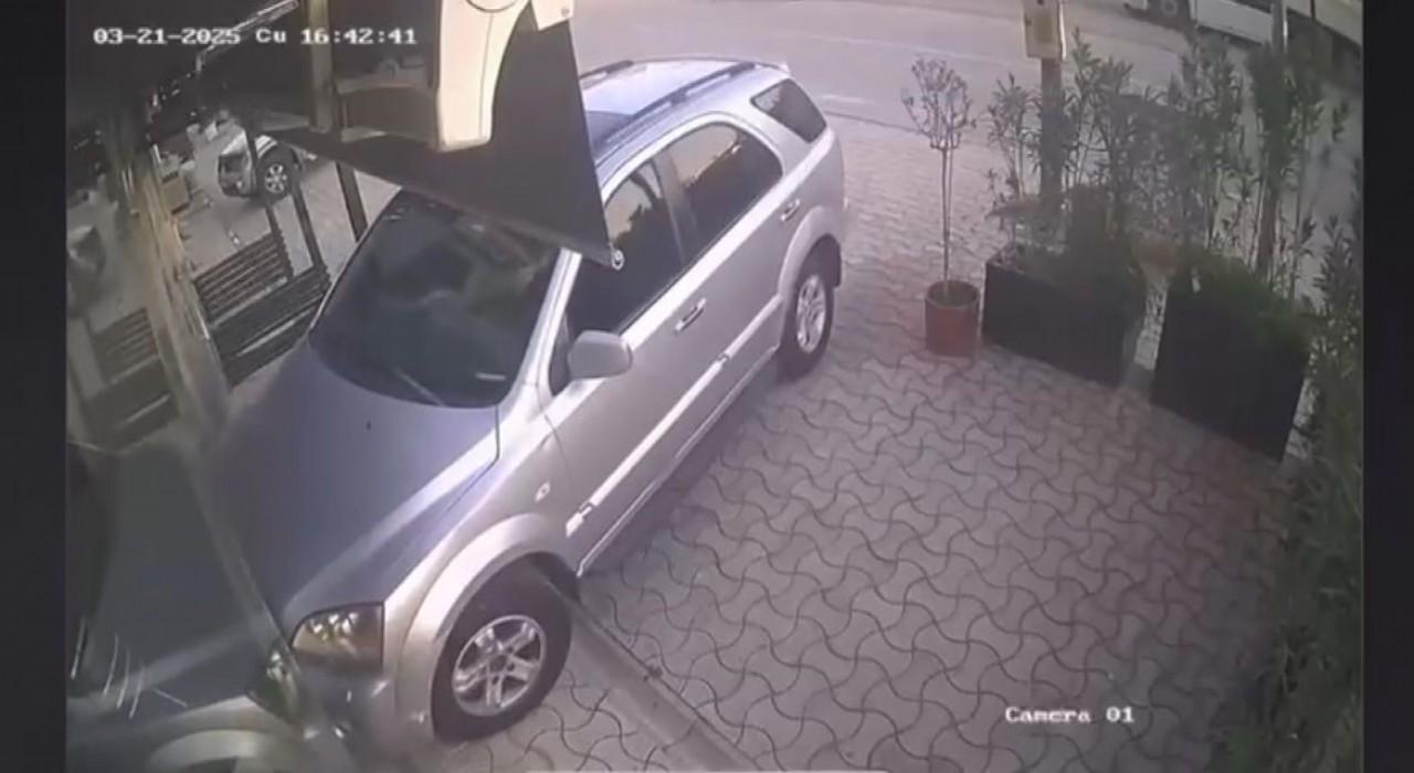 Kuaförlük yapan kiracısının dükkanına otomobille daldı...