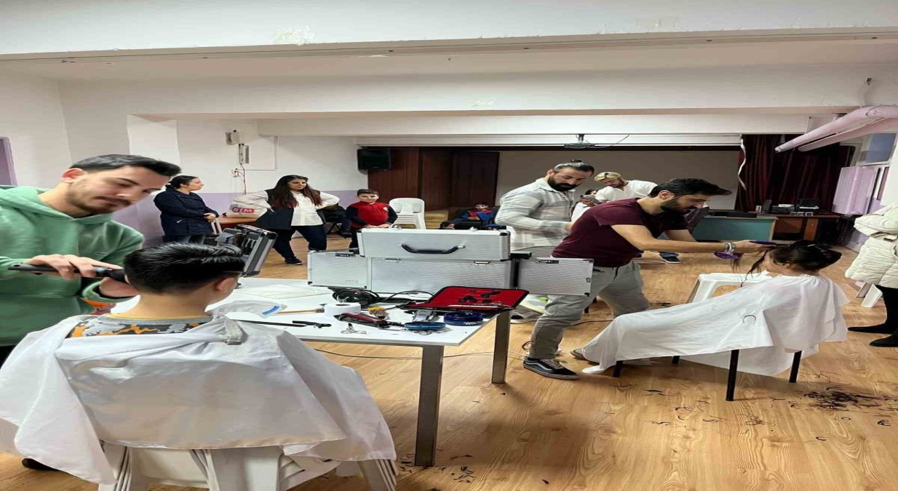 Kucak Dolusu Hayaller projesi kapsamında 100 öğrenci ücretsiz tıraş oldu
