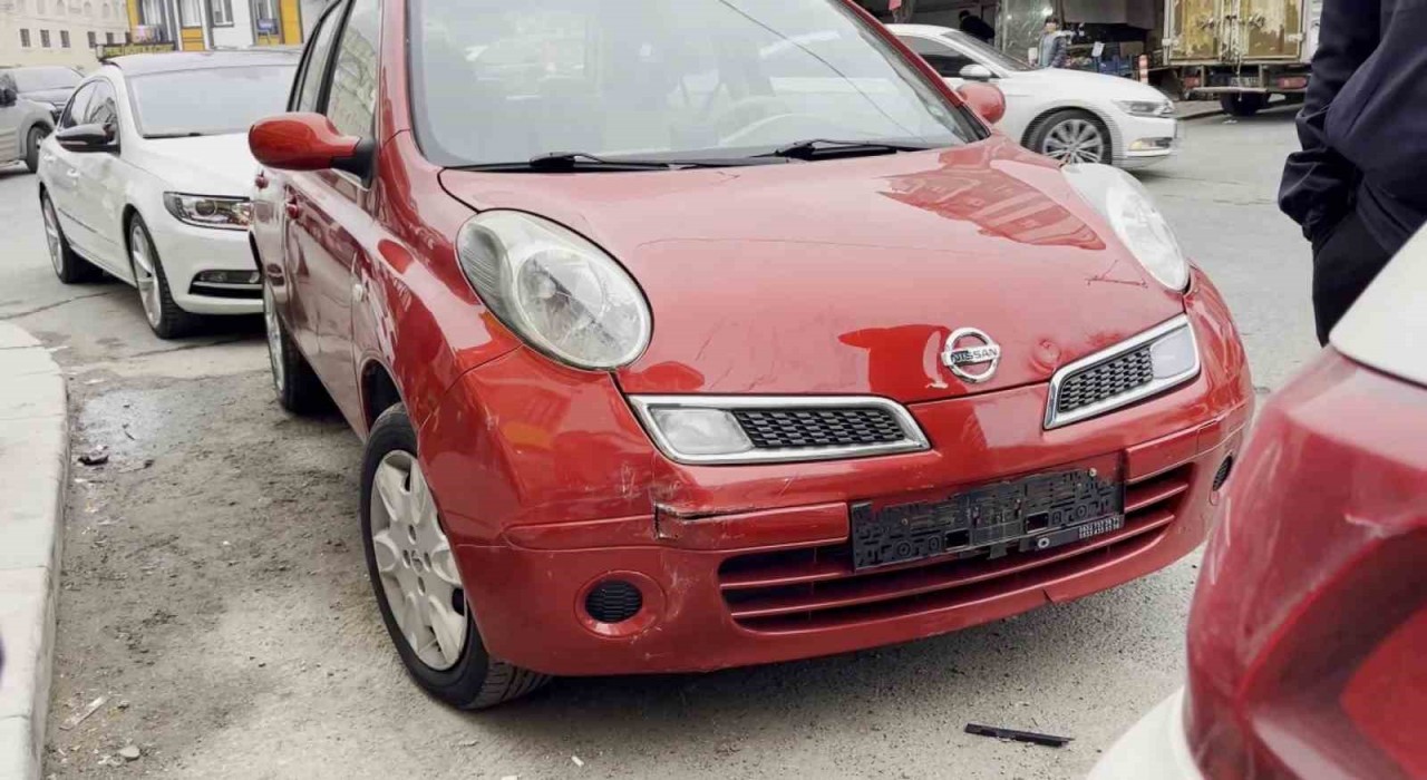 Küçükçekmecede araç markete daldı