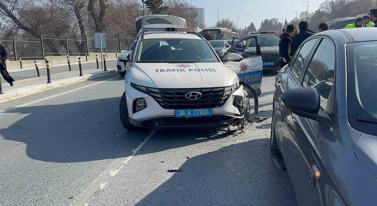 Küçükçekmecede dur ihbarına uymayan sürücü polis aracına çarptı