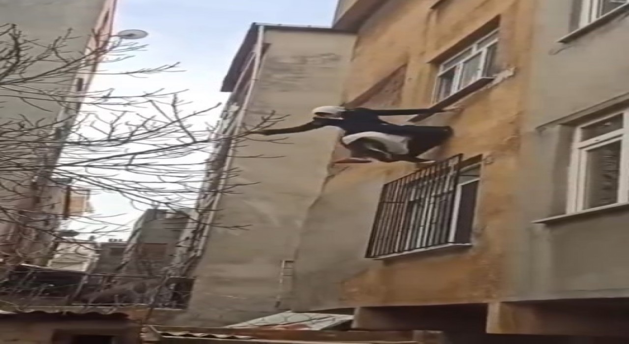 Küçükçekmecede psikolojik rahatsızlığı olan kadın camdan atladı