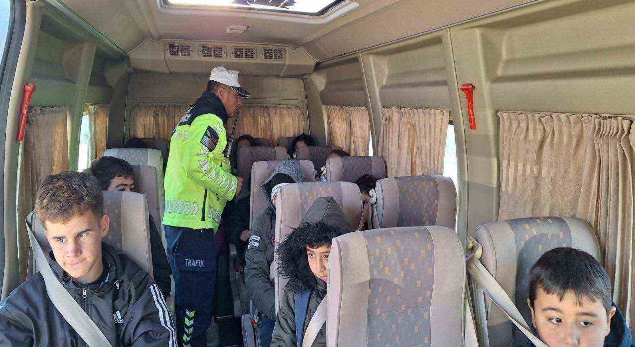 Kulada Jandarma trafik timlerinden öğrencilere ve servis şoförlerine trafik eğitimi