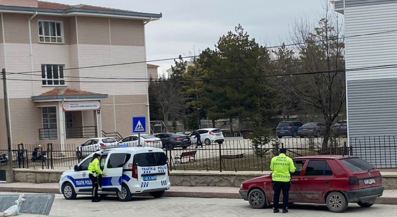 Kuluda okul önlerinde denetimler sürüyor