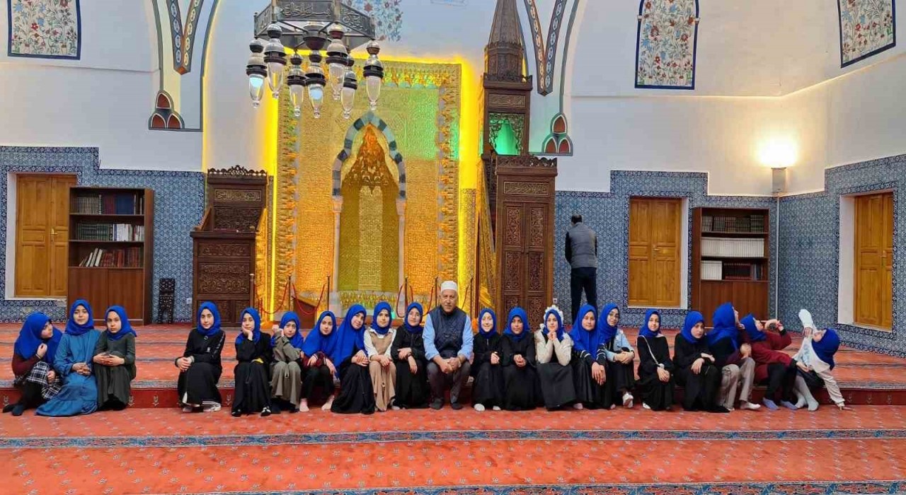 Kuran kursu öğrencileri tarihi camide iftar açtı