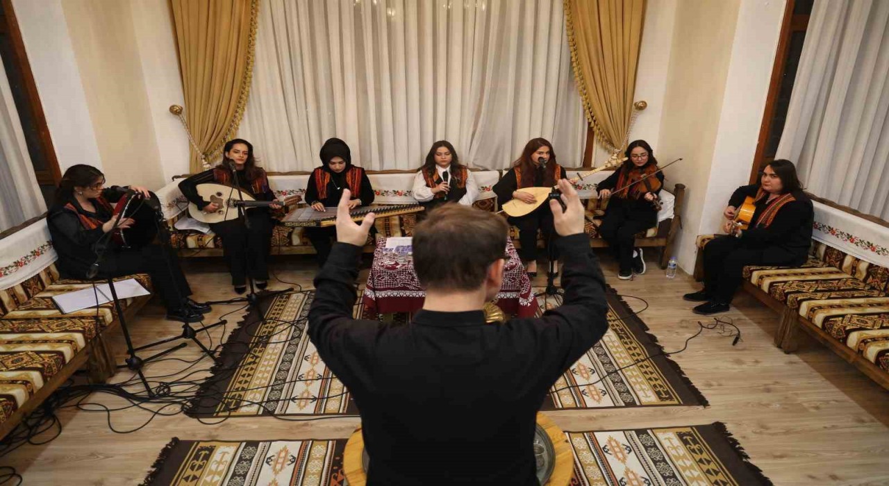 Kürsübaşına kadın eli değdi, izleyenler hayran kaldı
