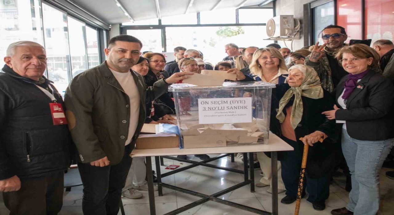 Kuşadalılar ön seçim için sandığa gitti