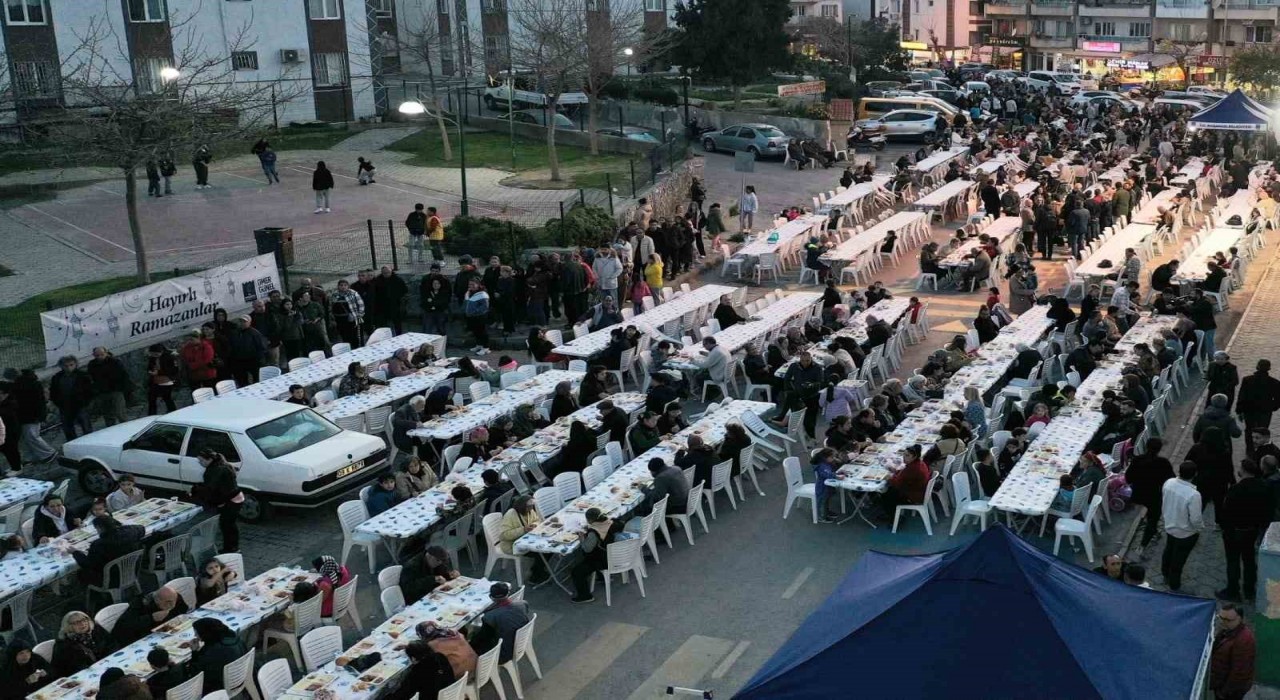 Kuşadası Belediyesi ilk iftar sofrasını Hacıfeyzullah Mahallesinde kurdu