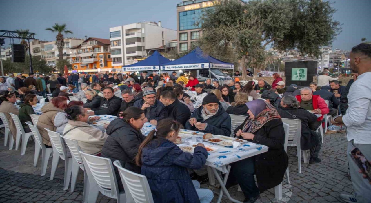 Kuşadası Belediyesinden Kadir Gecesinde 2 bin kişilik iftar yemeği