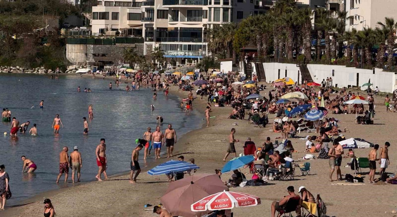 Kuşadasına yaz geldi, plajlar doldu