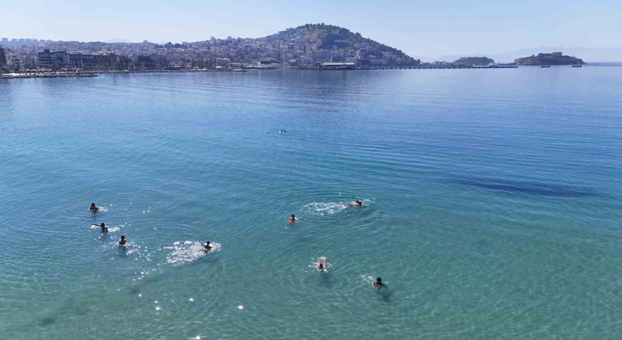 Kuşadasında sıcaklık 29 dereceyi bulunca plajlar doldu, taştı