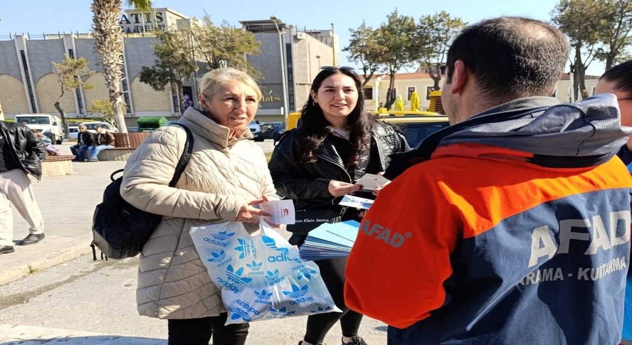 Kuşadasında vatandaşlara Tsunami bilgilendirmesi