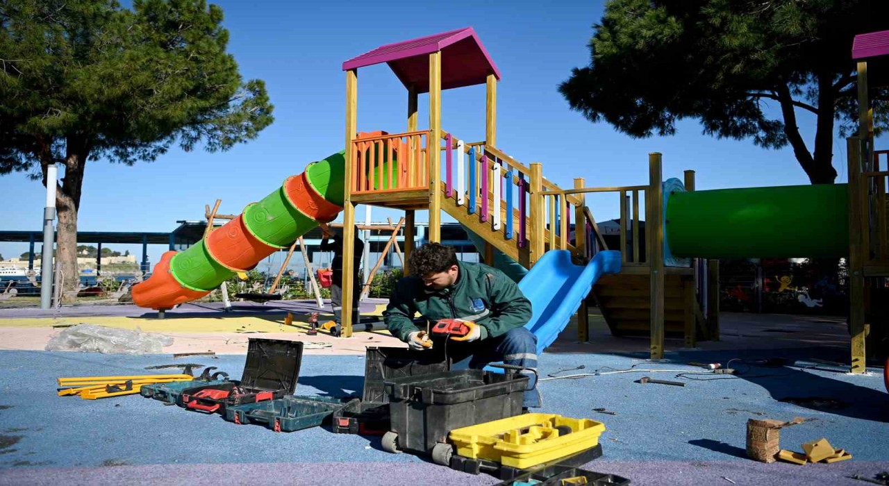 Kuşadasının parkları baharla birlikte yenileniyor