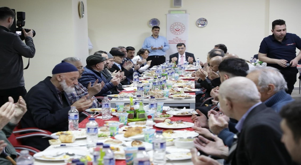 Kütahya protokolü huzurevi sakinleriyle iftarda buluştu
