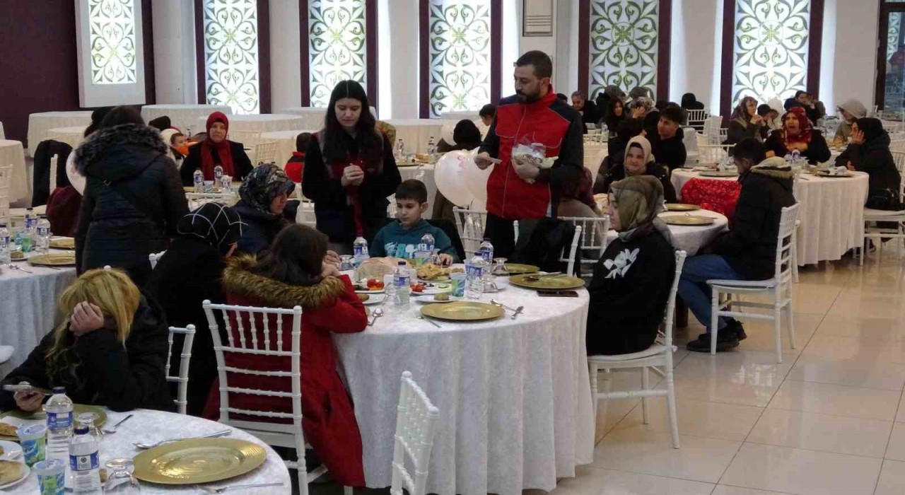 Kütahya Vakıflar Bölge Müdürlüğünden yetim çocuklara bayramlık desteği
