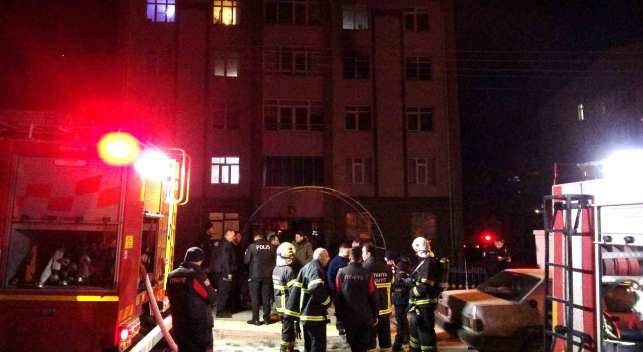 Kütahyada apartman yangını: 6 kişi dumandan etkilendi