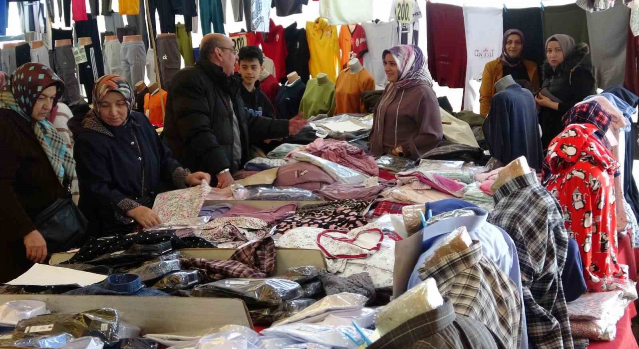Kütahyada Bayram Pazarı ilgi görüyor