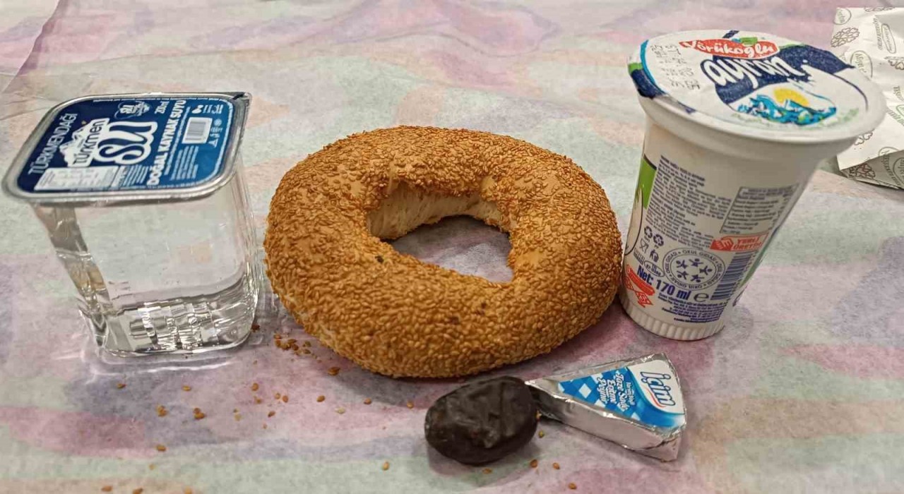 Kütahyada hurma, su, ayran, peynir ve simitle iftar