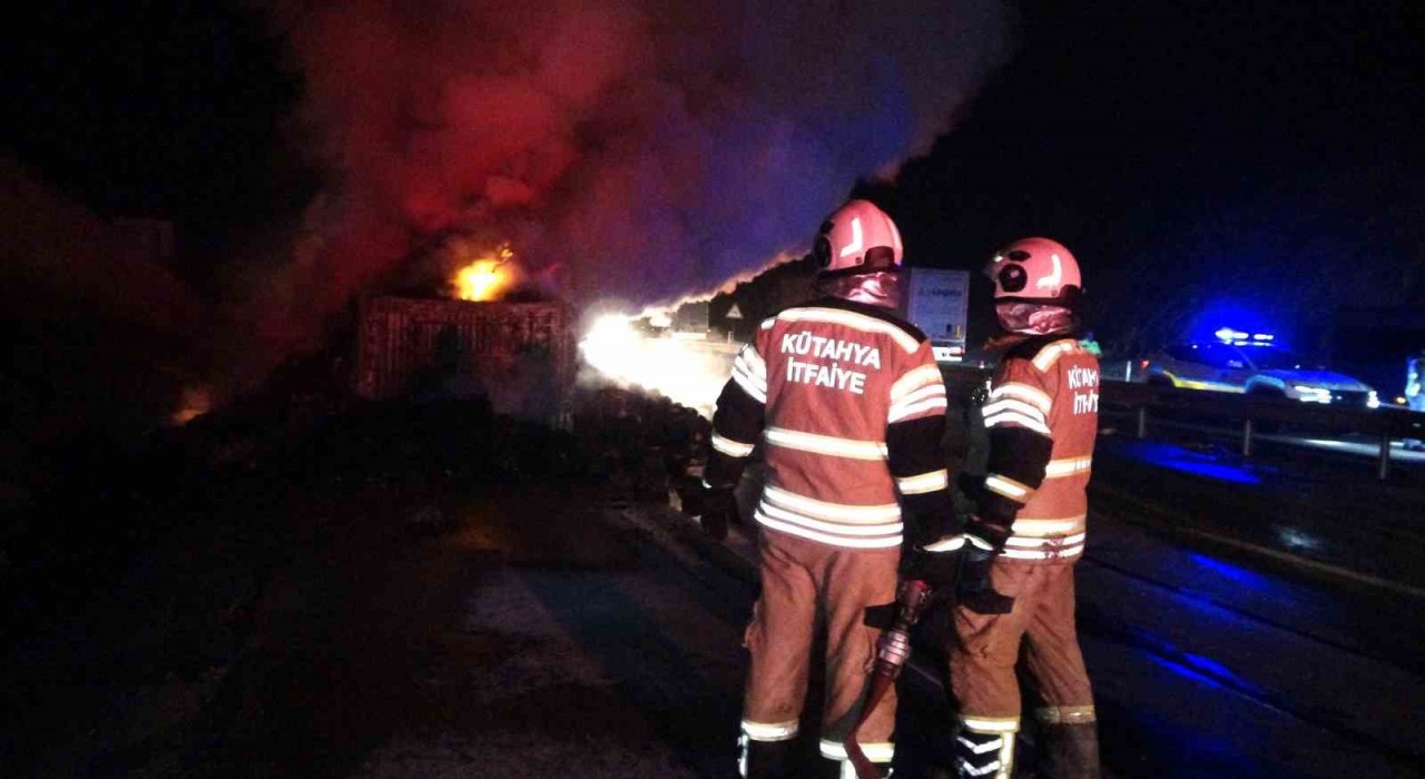 Kütahyada seyir halindeki iplik yüklü tırda çıkan yangın güçlükle söndürüldü