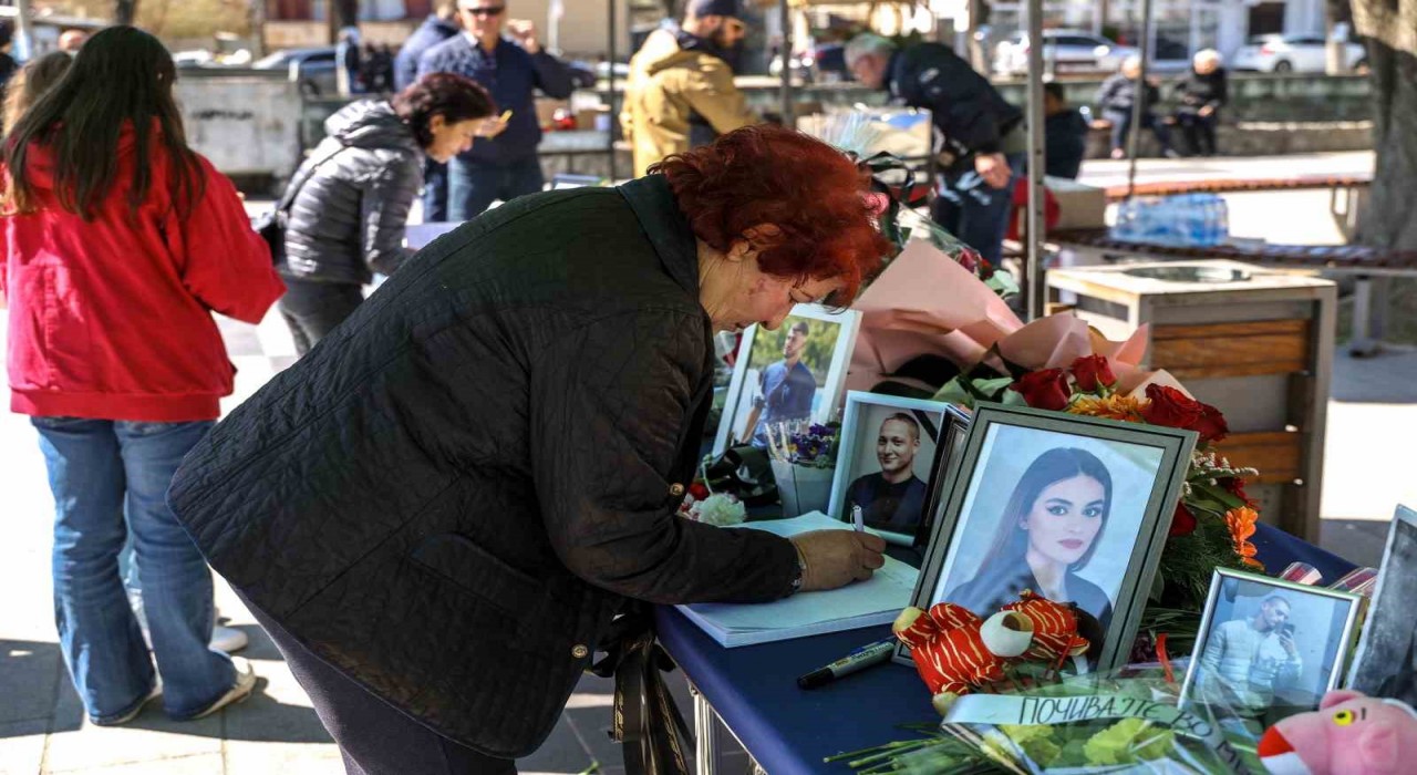 Kuzey Makedonyadaki yangında hayatını kaybedenlerin bir kısmı defnedildi