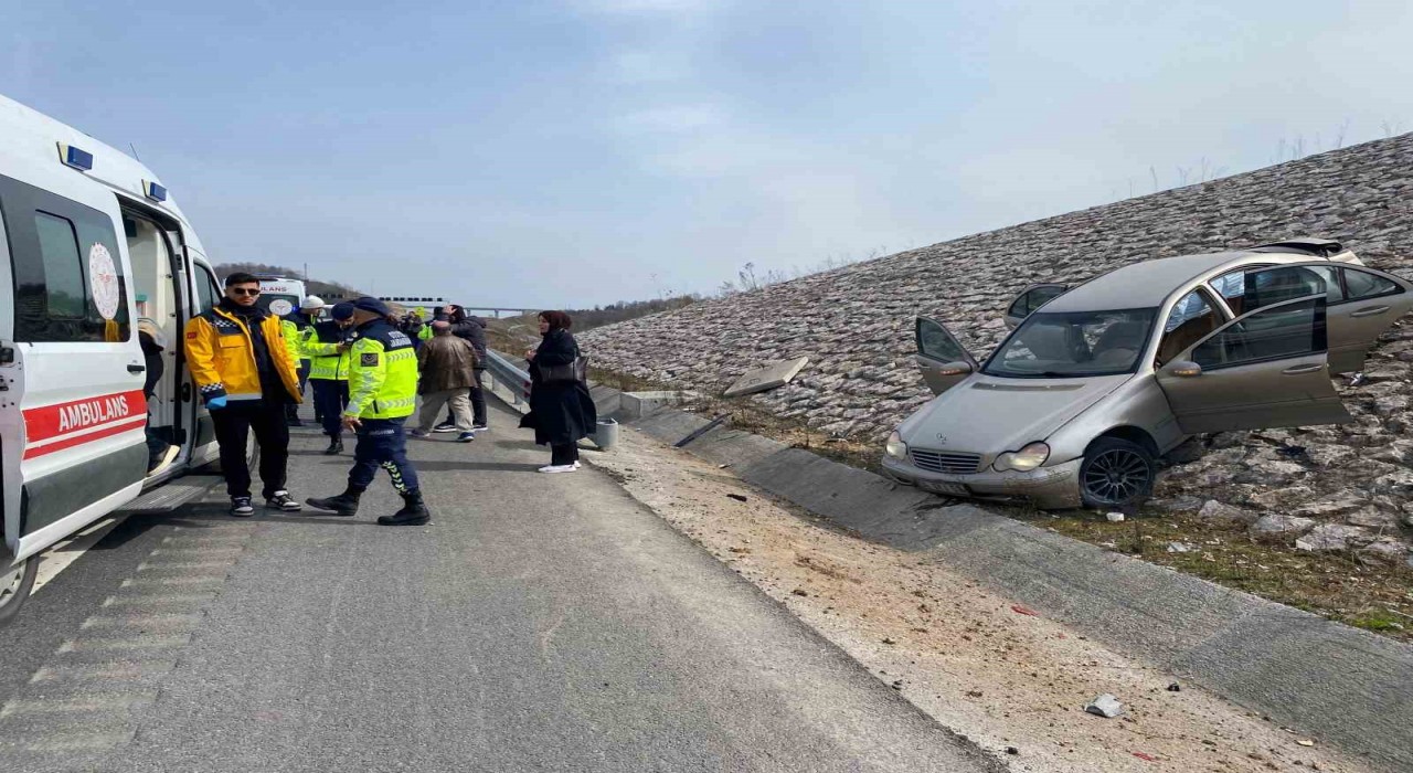 Kuzey Marmarada kazaya karışan otomobil istinat duvarına çıktı