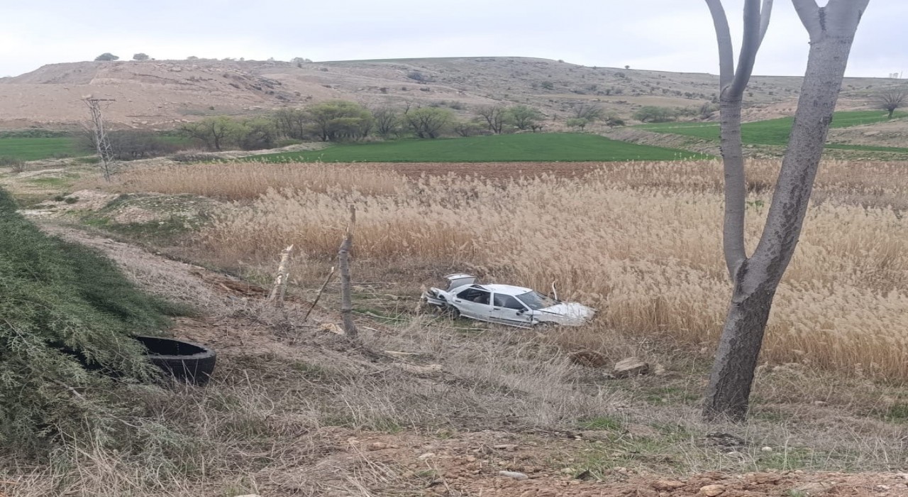 Lastiği patlayan otomobil şarampole yuvarlandı: 1 yaralı