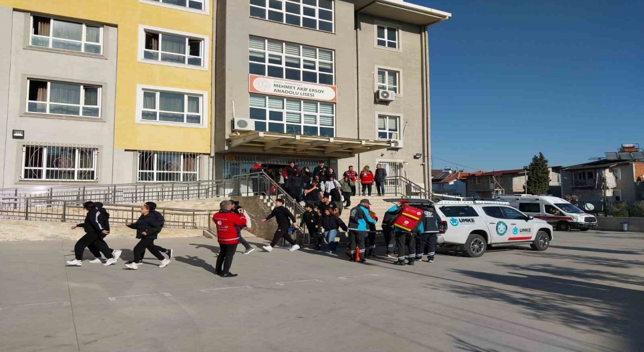 Lise öğrencilerinden Deprem Haftasında gerçeği aratmayan tatbikat