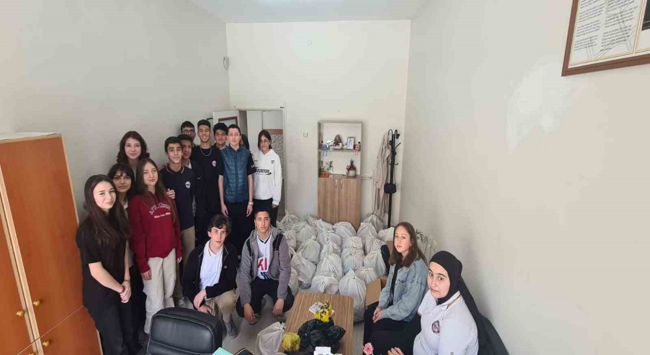 Lise öğrencilerinden örnek davranış