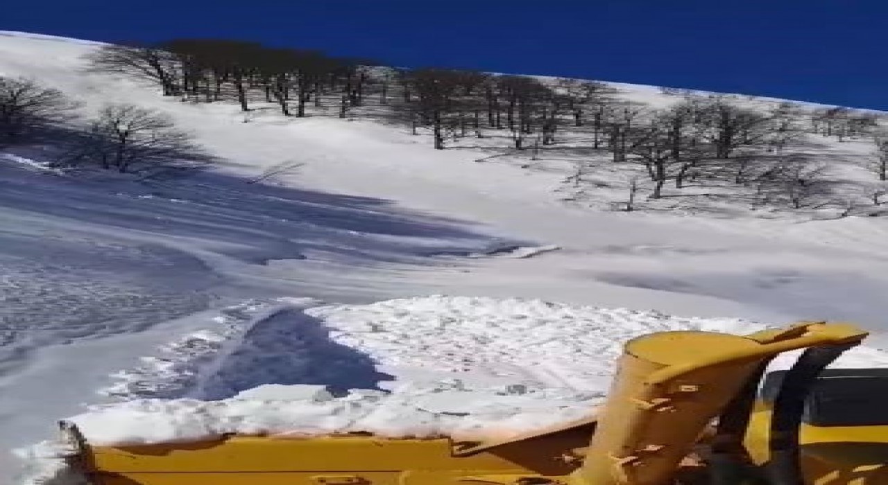 Macahel Geçidinde çığ tehlikesi devam ediyor