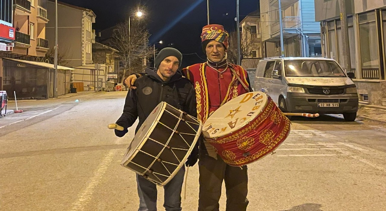 Mahalle sakinlerini 39 yıldır manileriyle sahura kaldırıyor