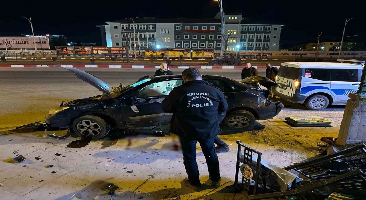Malatyada araç önce kaldırıma, sonra duvara çarptı: 1 ölü, 1 yaralı