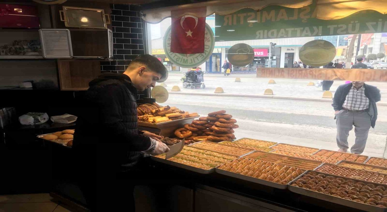 Malatyada bayram öncesi baklava ustalarının yoğun mesaisi başladı