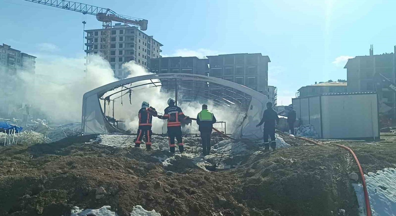 Malatyada çadır depo yangınında maddi hasar meydana geldi